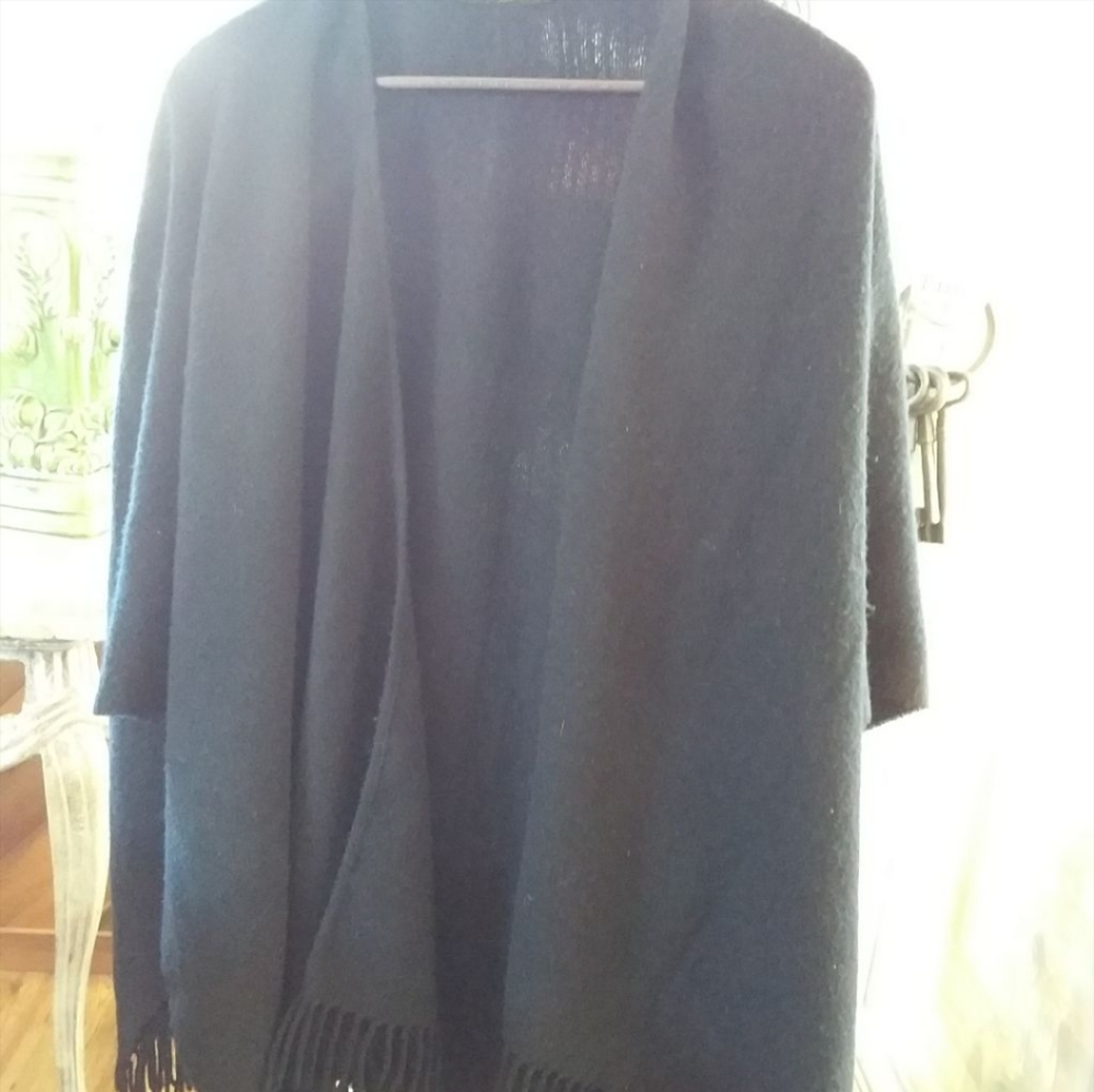 SOLD Cashmere wrap - Picture 3 of 3